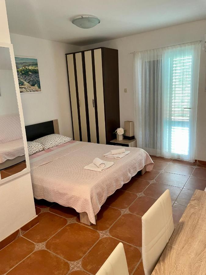 Studio Apartmani Kremic Karlobag Exteriér fotografie